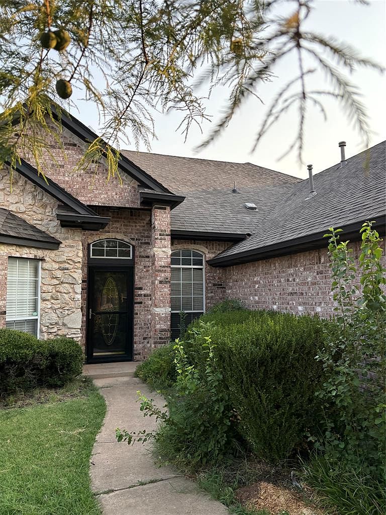 2009 Del Simmons Dr, Edmond, OK 73003