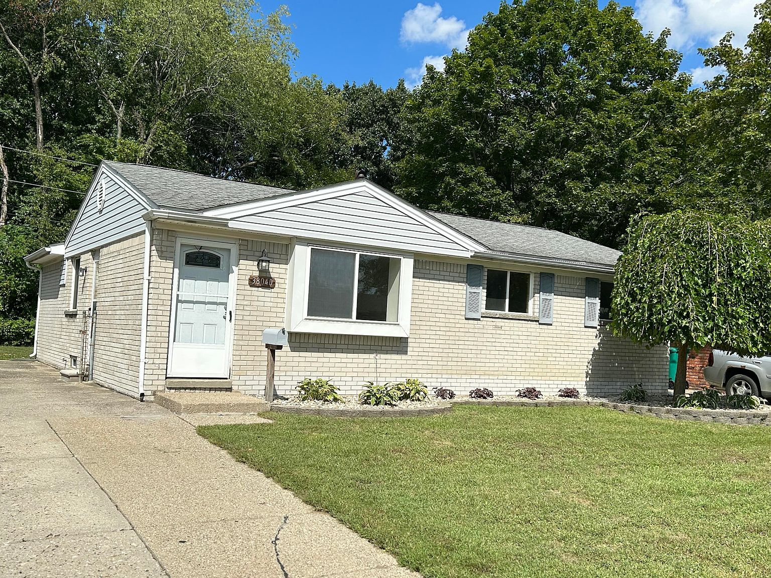 38040 Castle Dr, Romulus, MI 48174