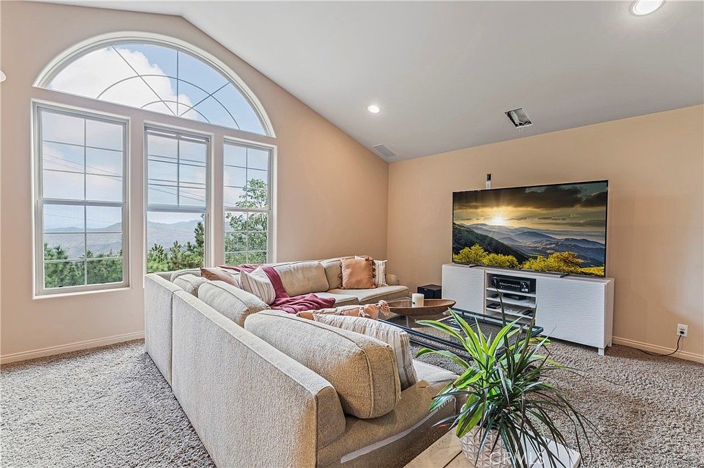 1276 Kodiak Dr, Lake Arrowhead, CA 92352